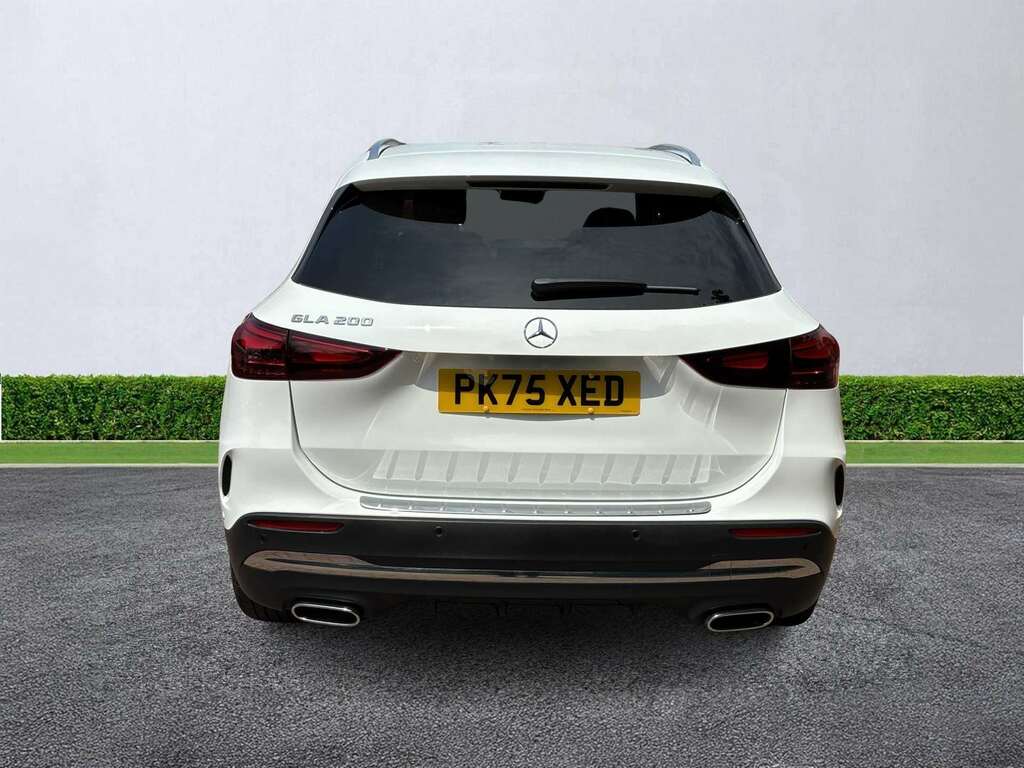 Mercedes-Benz GLA Class Gla 200 Amg Line Executive White #4