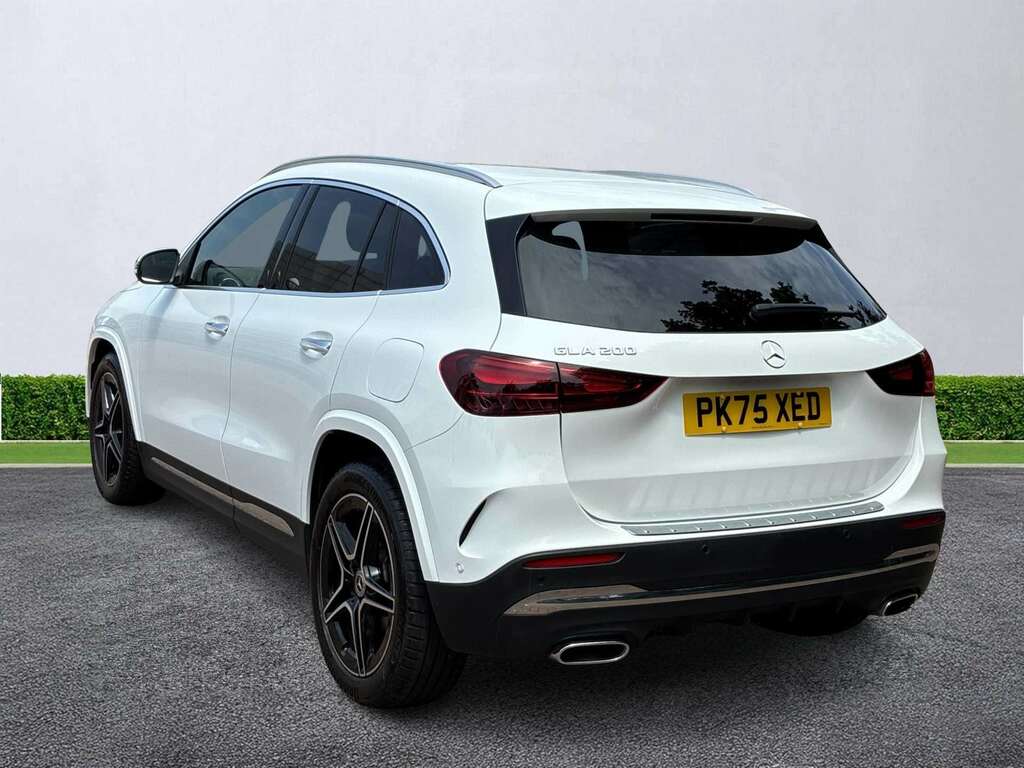 Mercedes-Benz GLA Class Gla 200 Amg Line Executive White #2