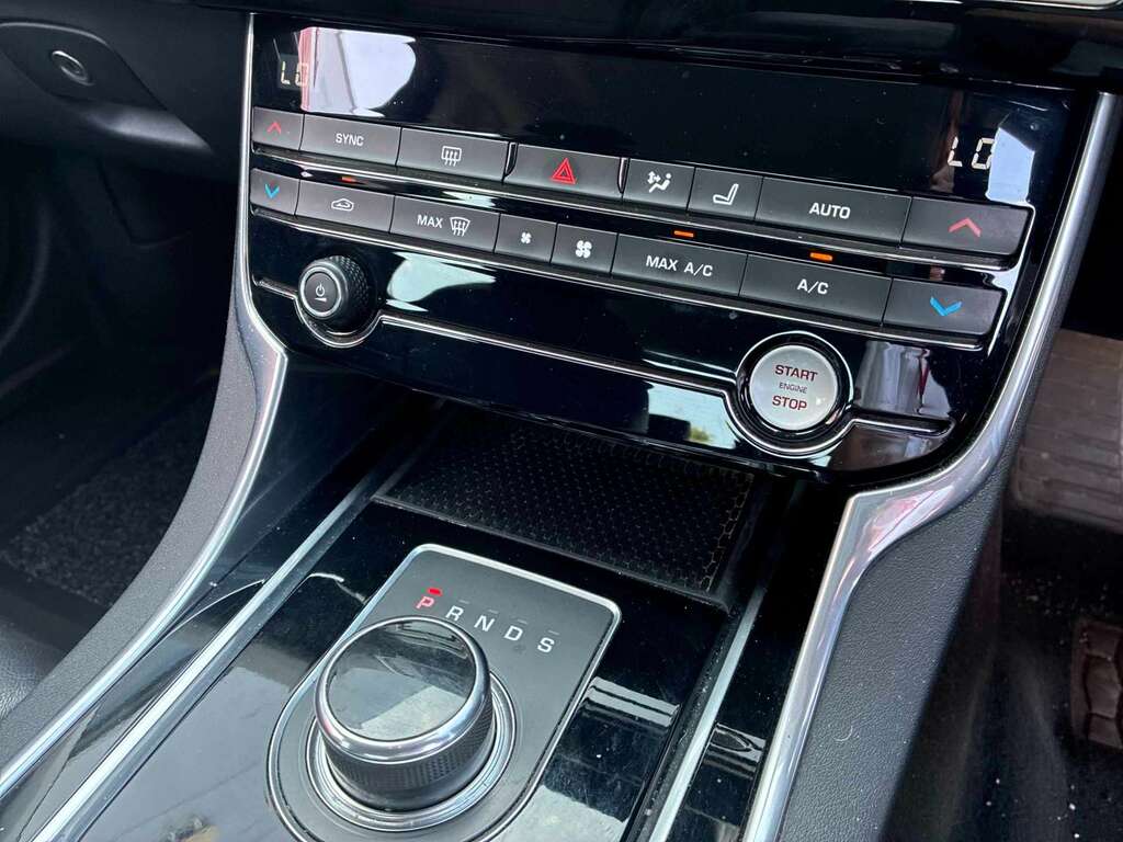 Jaguar XE 2L R-sport Black #12