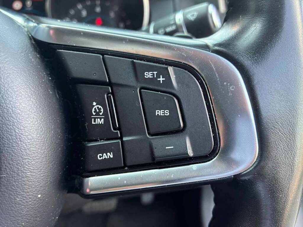 Jaguar XE 2L R-sport Black #22