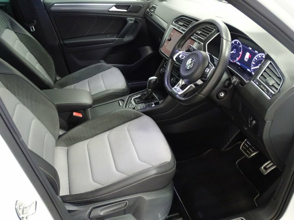 Volkswagen Tiguan 2L R-line DG67YWH White #4