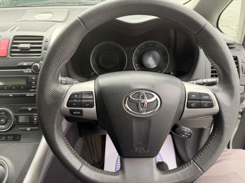 Toyota Auris Tr White #33