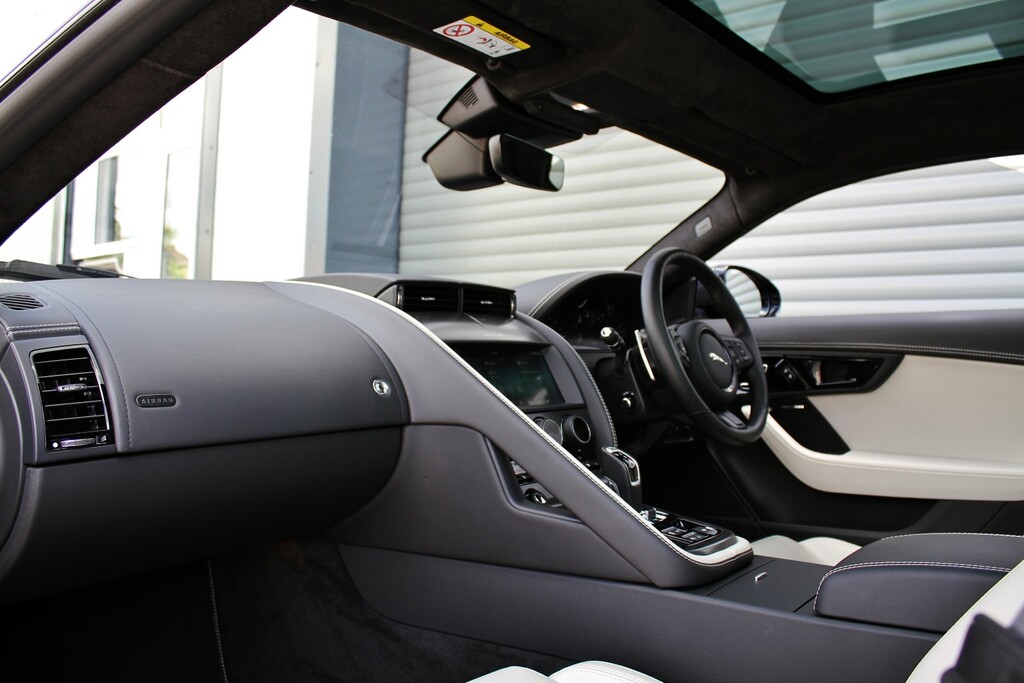 Jaguar F-Type 2.0 P300 R-dynamic Black Black #28