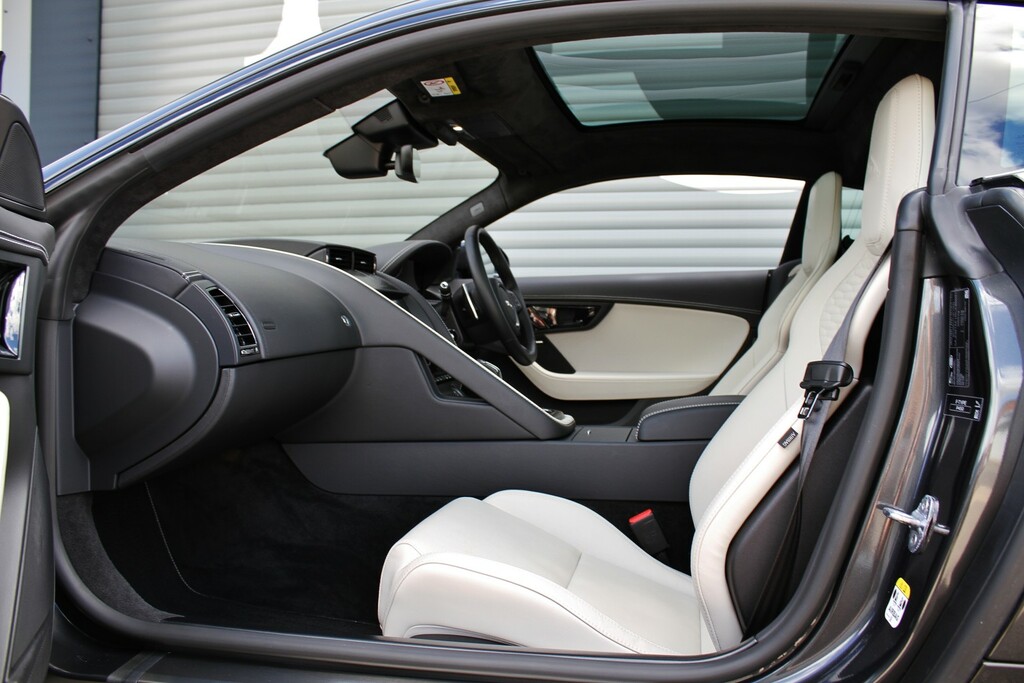 Jaguar F-Type 2.0 P300 R-dynamic Black Black #27