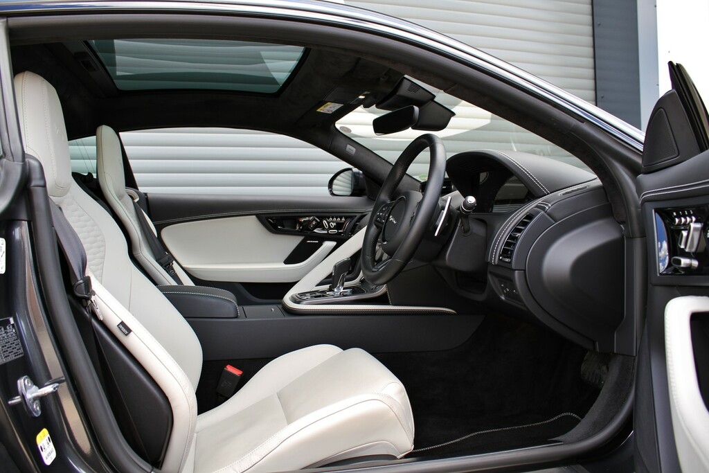 Jaguar F-Type 2.0 P300 R-dynamic Black Black #8