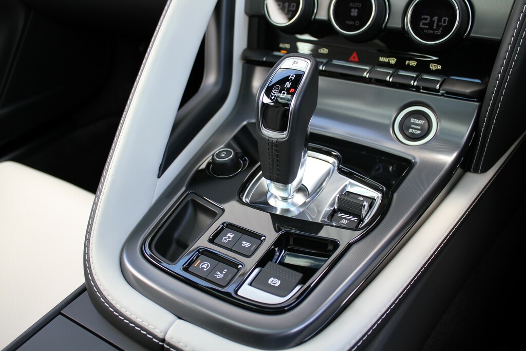 Jaguar F-Type 2.0 P300 R-dynamic Black Black #18