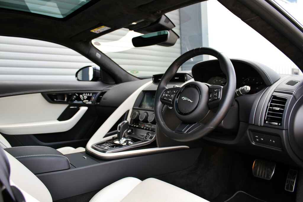 Jaguar F-Type 2.0 P300 R-dynamic Black Black #9