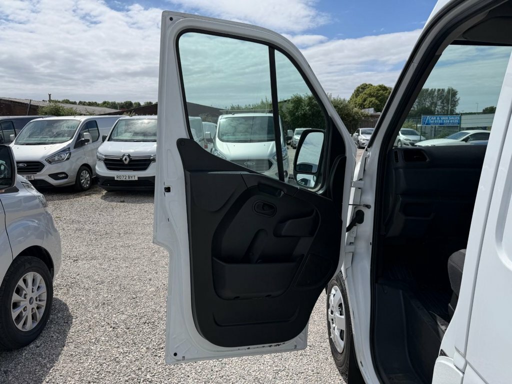 Renault Master Lm35dci 135 Business Medium Roof Van White #24