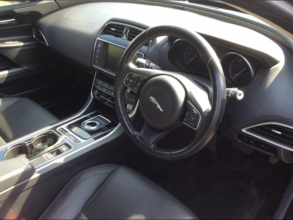 Jaguar XE 2.0D Portfolio Saloon Euro 6 Ss Grey #4