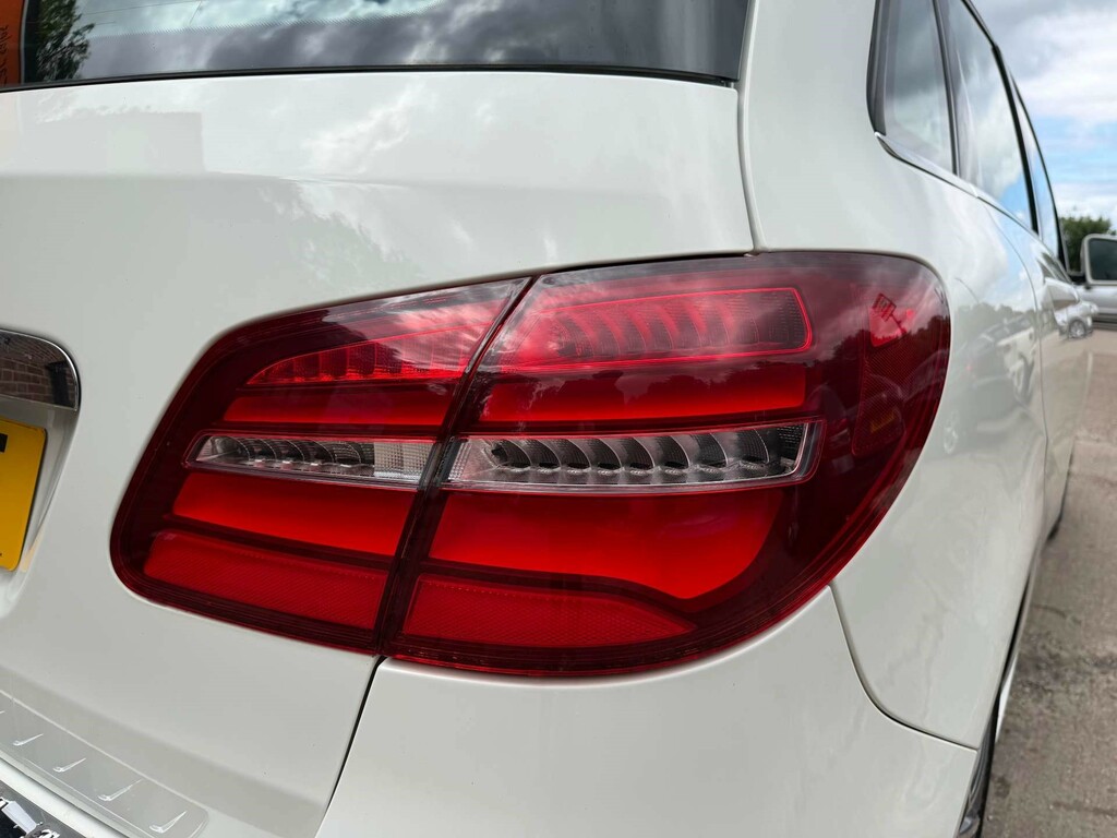 Mercedes-Benz 200 Hatchback Red #18
