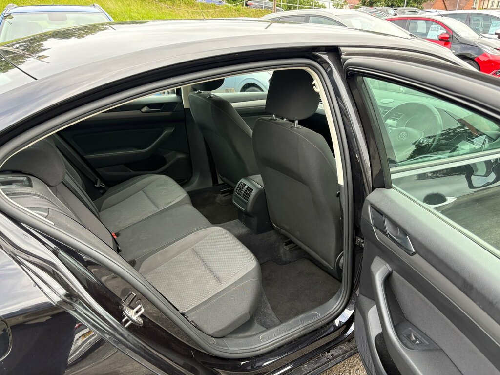Volkswagen Passat 1.6 Tdi Bluemotion Saloon Euro 6 WM17YVS Black #6