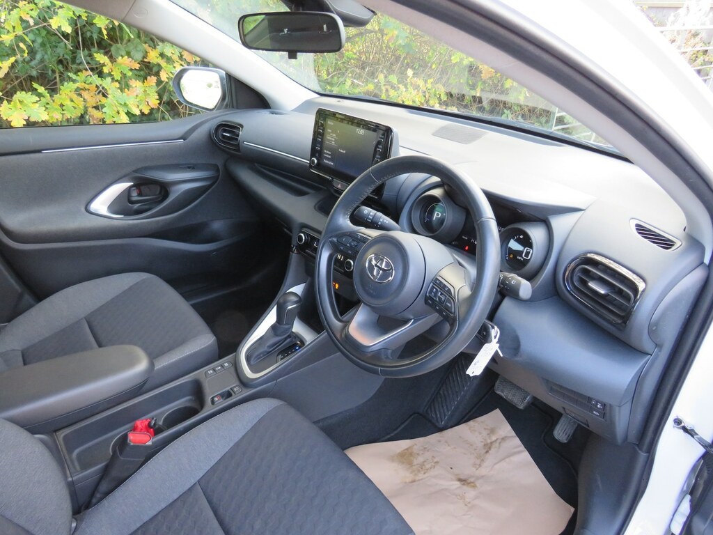 Toyota Yaris 1.5 Hybrid Design Cvt KR21APZ White #6