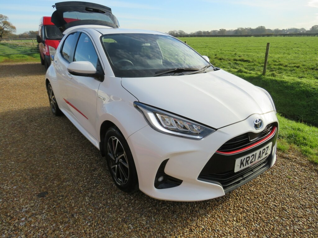Toyota Yaris 1.5 Hybrid Design Cvt KR21APZ White