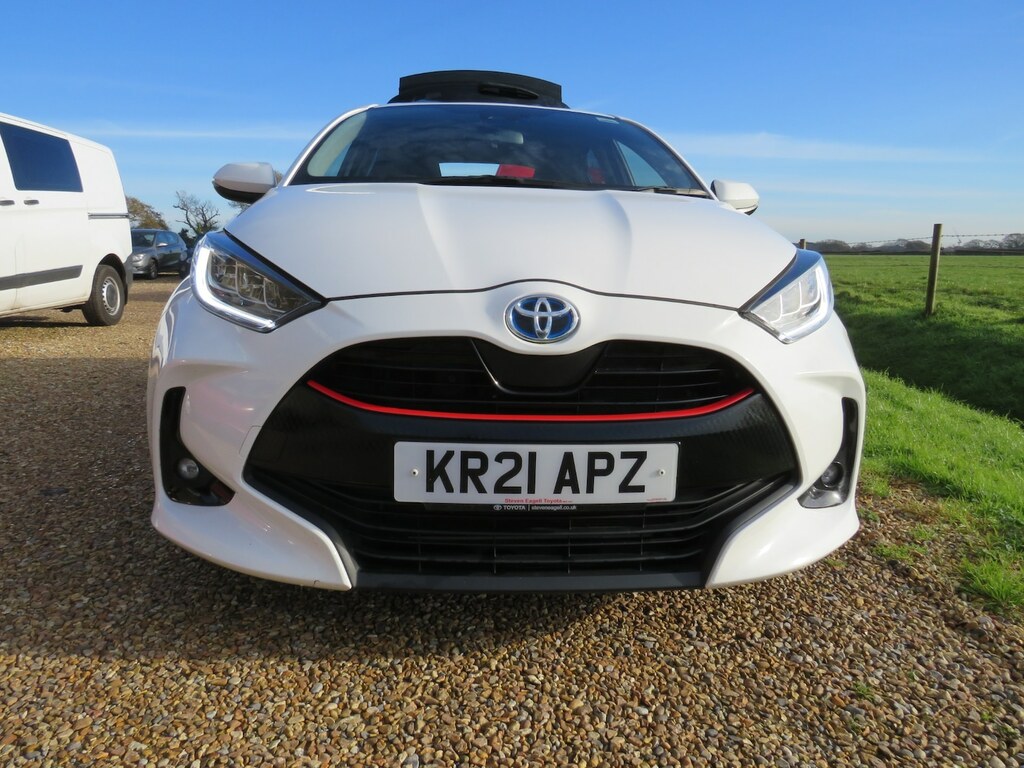 Toyota Yaris 1.5 Hybrid Design Cvt KR21APZ White #2