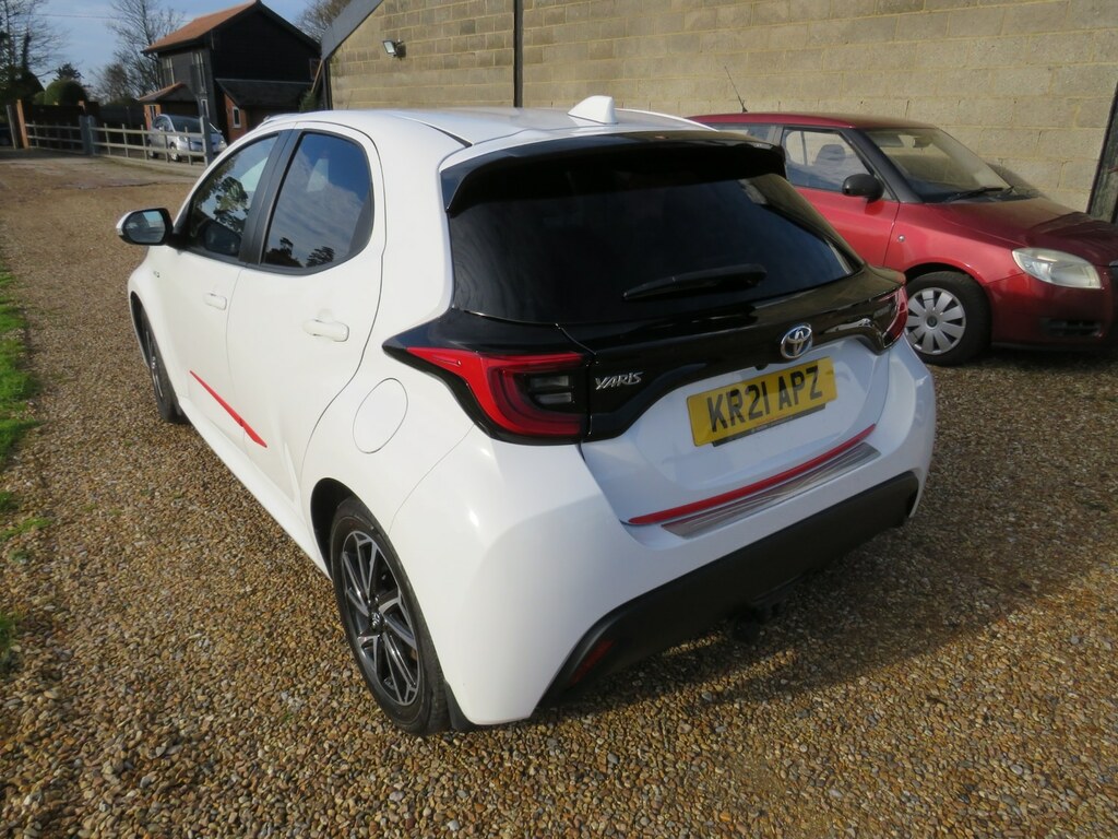 Toyota Yaris 1.5 Hybrid Design Cvt KR21APZ White #3