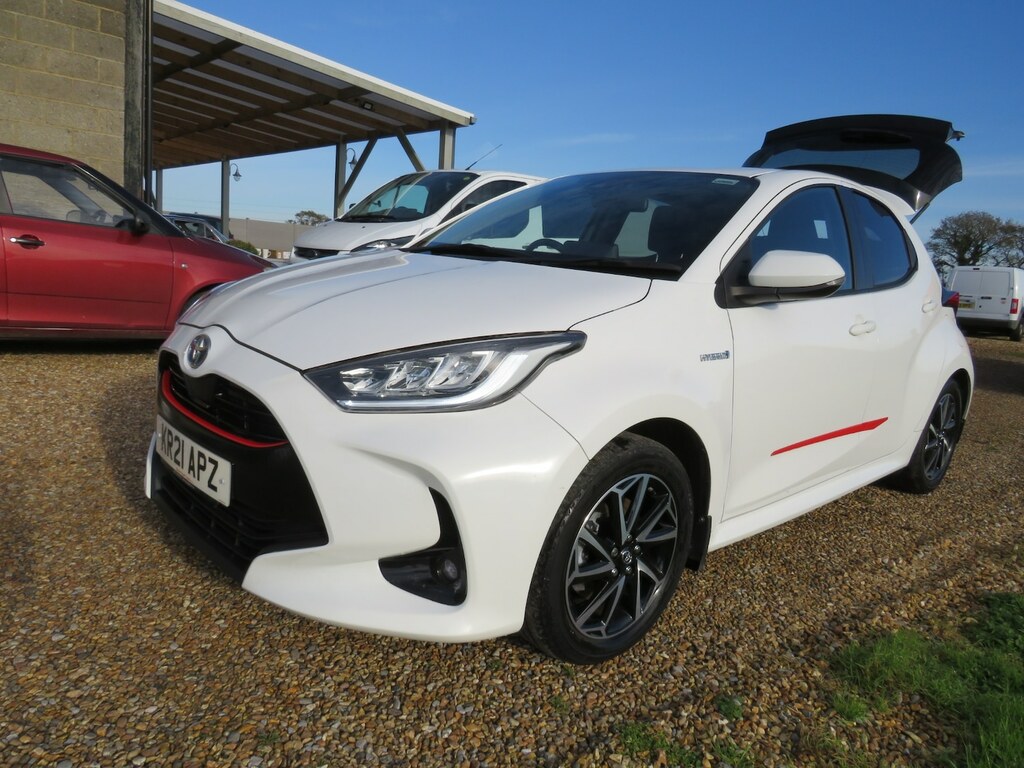 Toyota Yaris 1.5 Hybrid Design Cvt KR21APZ White #4
