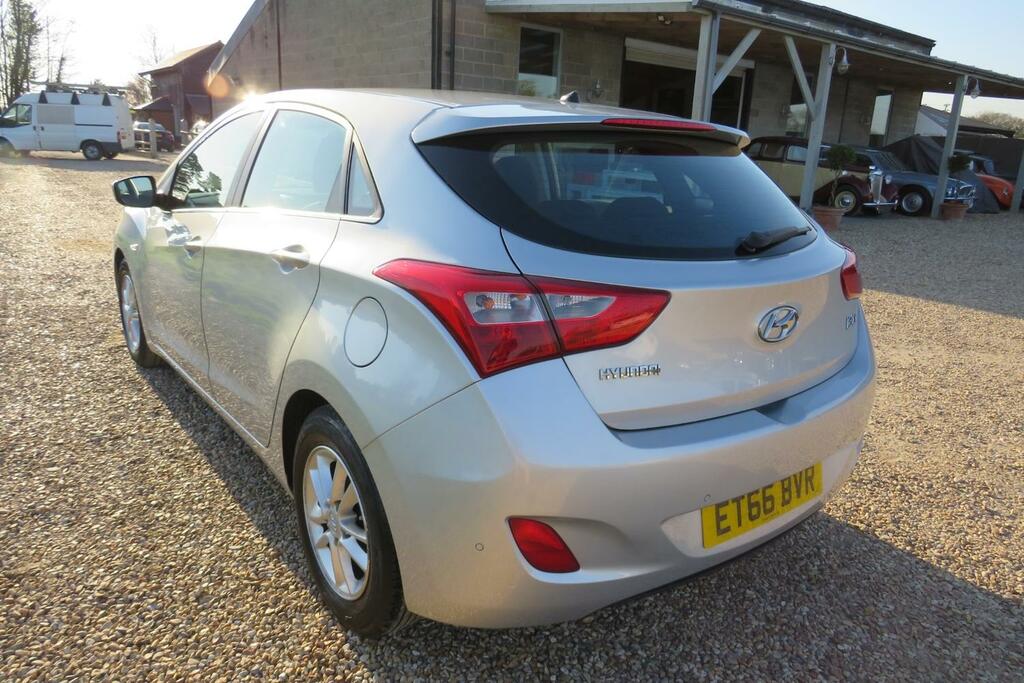 Hyundai I30 1.6 Crdi Blue Drive Se Band A Road Tax ET66BVR Silver #2