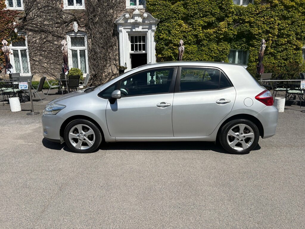 Toyota Auris 1.6 V-matic Tr Hatchback 153 G Silver #2