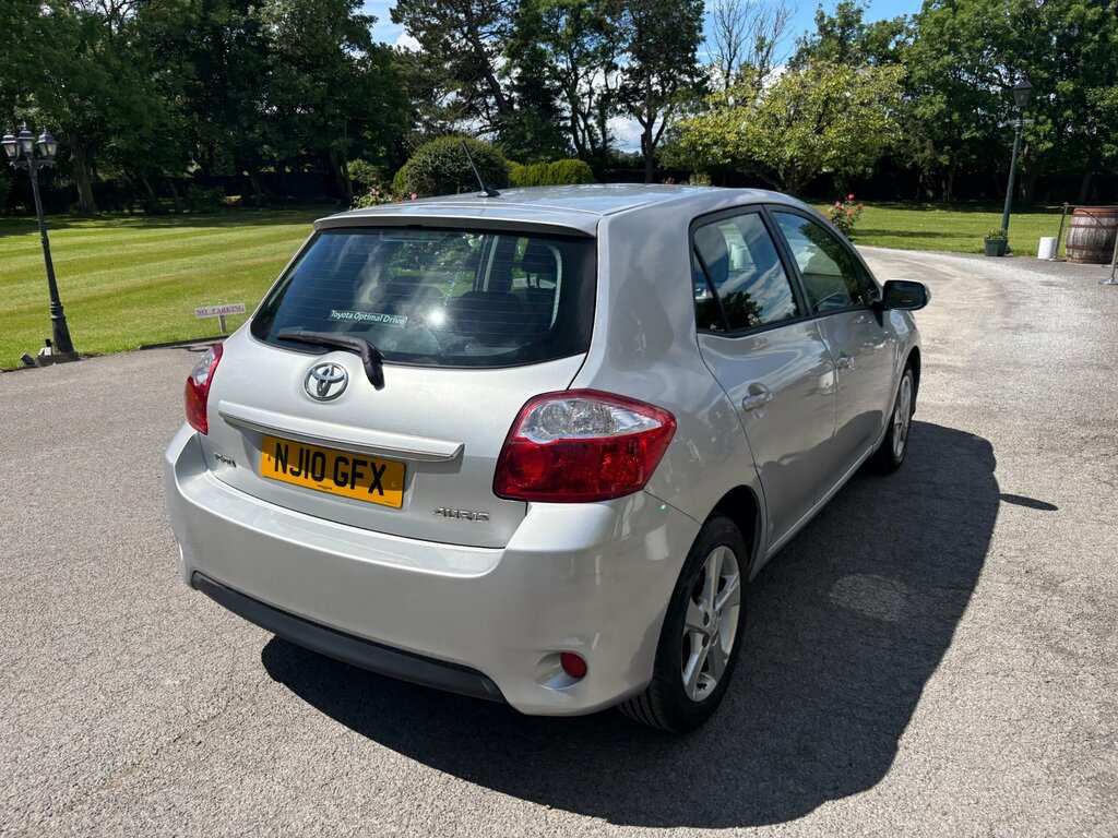 Toyota Auris 1.6 V-matic Tr Hatchback 153 G Silver #4
