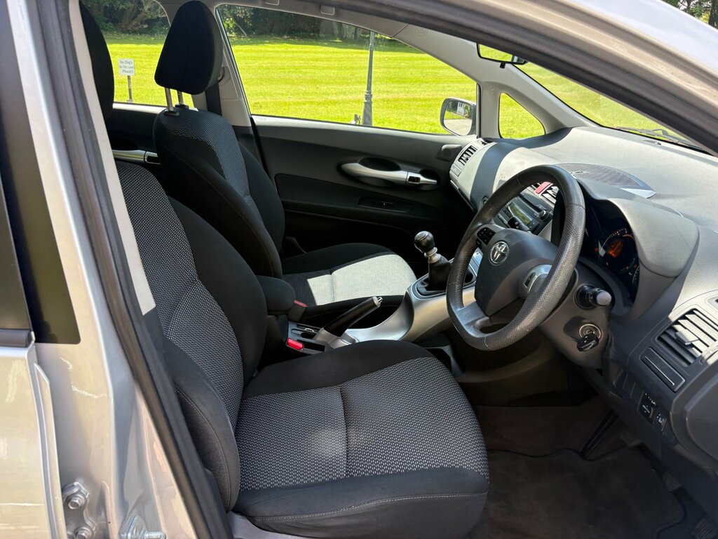 Toyota Auris 1.6 V-matic Tr Hatchback 153 G Silver #6