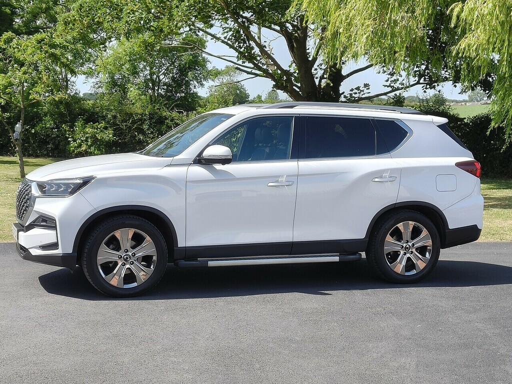 SsangYong Rexton Ultimate Plus White #4
