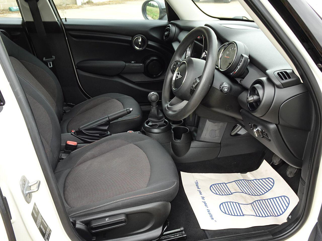 Mini Hatch 1.5 Gpf Hatchback Euro 6 Ss YJ68WYS White #3