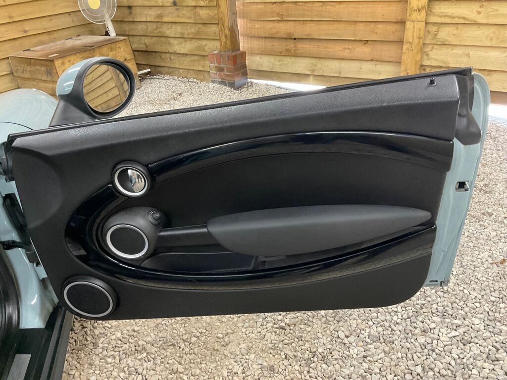 Mini Convertible Cooper D Black #15
