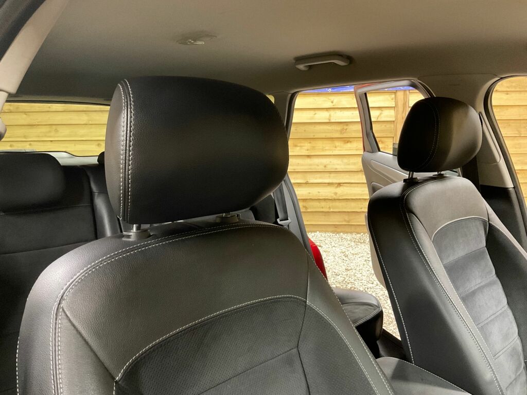 Ford Mondeo Hatchback 2.0 White #14