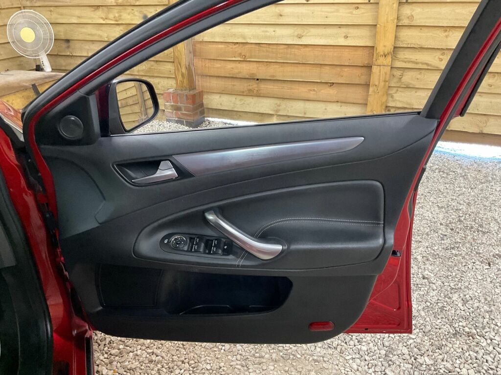 Ford Mondeo Hatchback 2.0 White #8