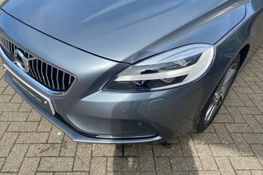Volvo V40 Hatchback White #31