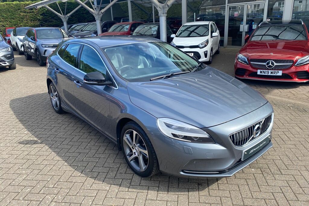 Volvo V40 Hatchback White #38