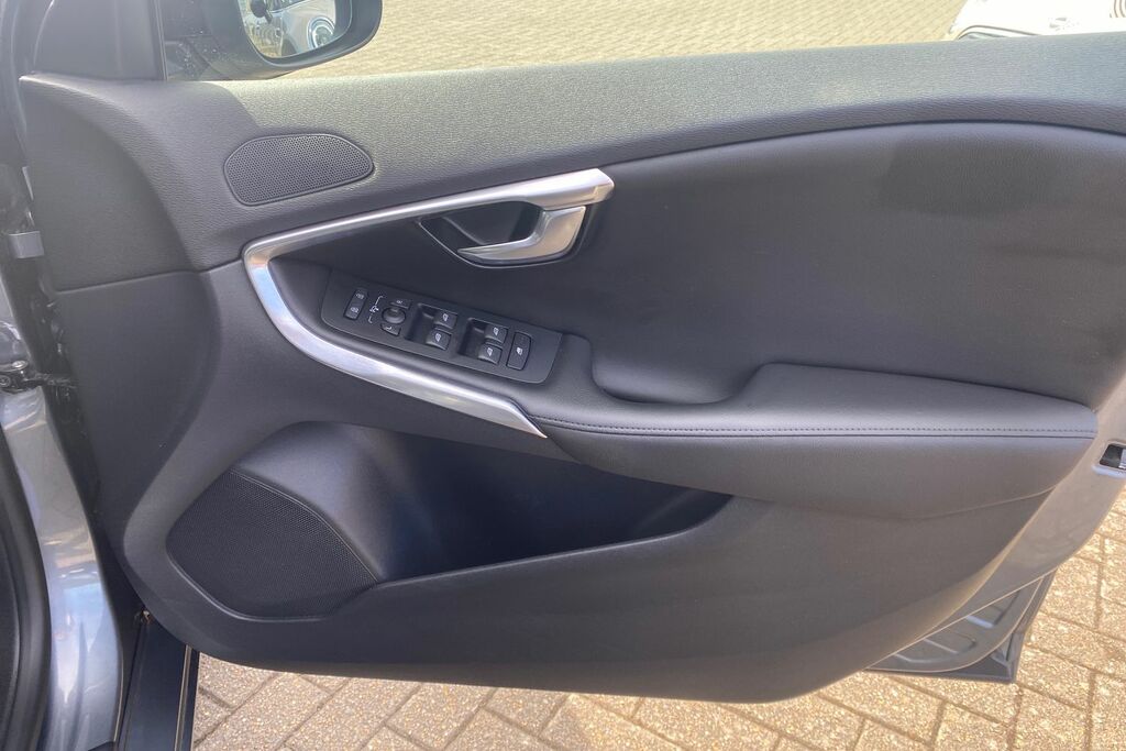 Volvo V40 Hatchback White #27