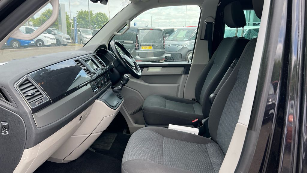 Volkswagen Transporter Transporter 2.0 Tdi Bmt 150 Highline Kombi Van PN69LFP Black #2