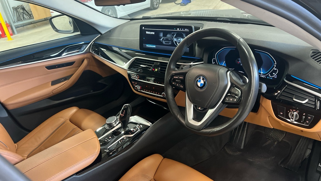 BMW 5 Series 5 Series 530E Se YK23VPH Black #4