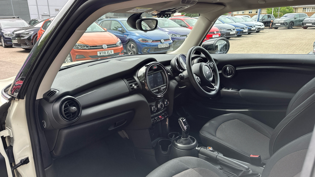 Mini Hatch Hatchback 1.5 Cooper Classic II Nav Pack OE69OAY White #2