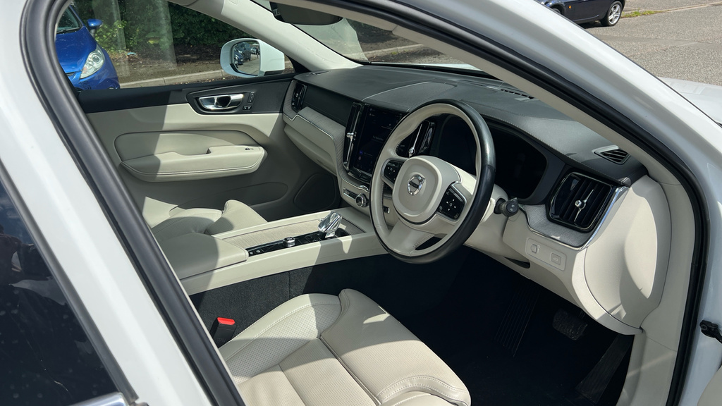 Volvo XC60 Xc60 2.0 B4d Inscription Pro Awd Geartronic YW71HVY White #4