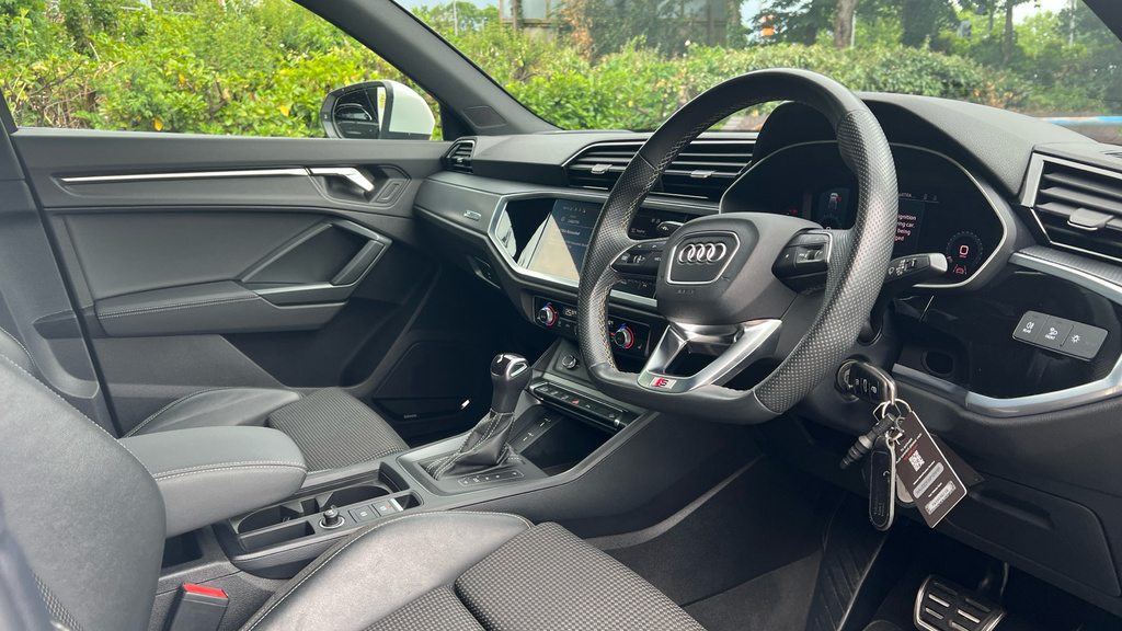 Audi Q3 Q3 35 Tfsi S Line S Tronic Comfortsound Pack LX72SZL White #6