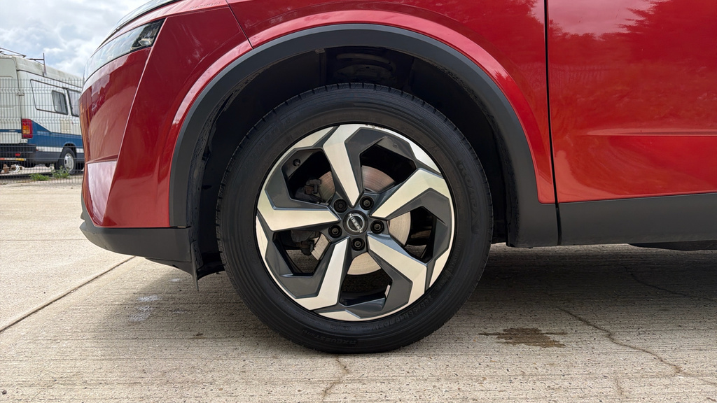 Nissan Qashqai Qashqai 1.3 Dig-t Mh 158 N-connecta Xtronic DV24ZXE Red #4