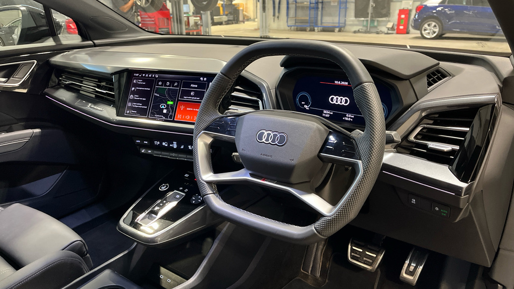 Audi Q4 E Tron Q4 210Kw 45 82Kwh Black Edition KO25AWV Silver #6