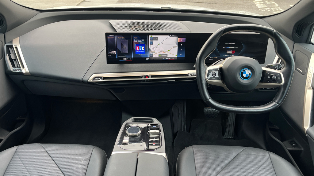 BMW iX Ix 240Kw Xdrive40 M Sport 76.6Kwh White #4