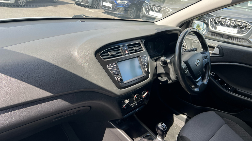 Hyundai I20 Se Launch Edition White #10
