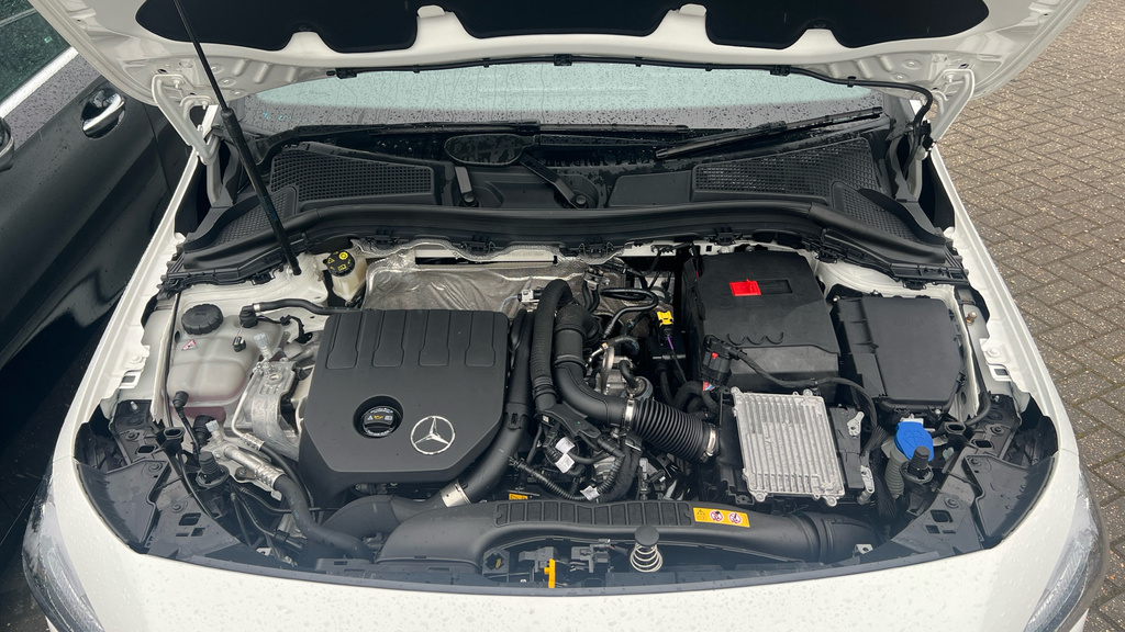 Mercedes-Benz B Class Hatchback White #19
