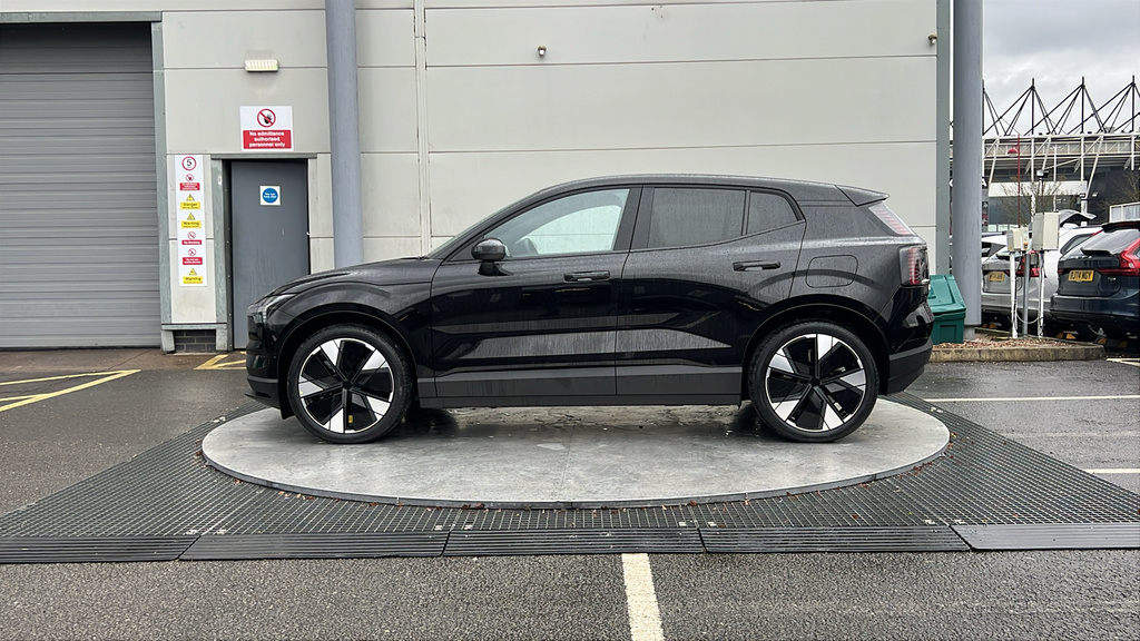Volvo EX30 Single Motor Extended Range Plus Harmankardon So Black #16