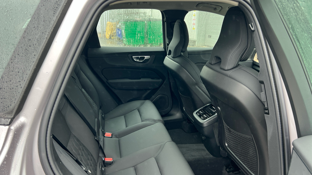 Volvo XC60 Volvo Xc60 Estate 2.0 B5p Plus Dark Awd Geartr FL26KTE Silver #6
