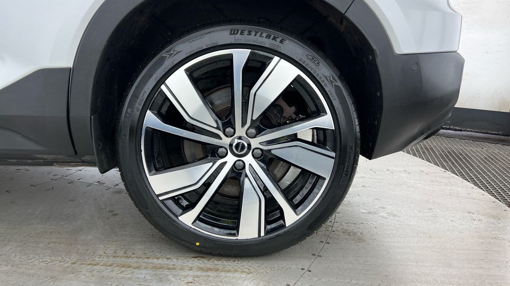 Volvo XC40 R-design T3 Black #4