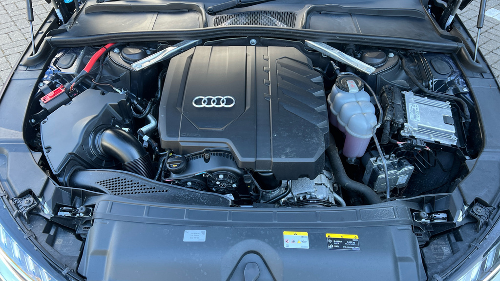Audi A4 Saloon White #20