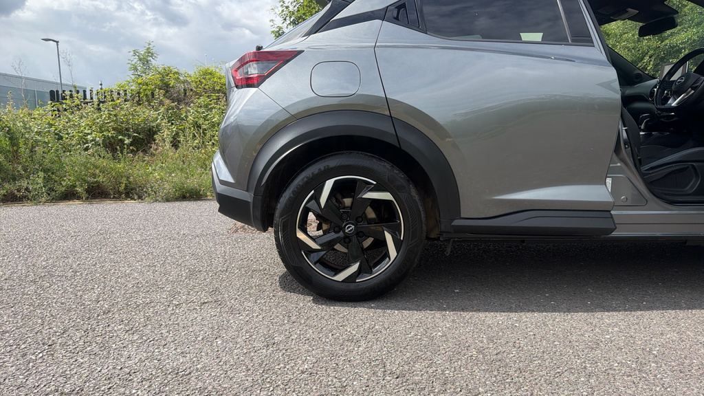 Nissan Juke Tekna Red #4