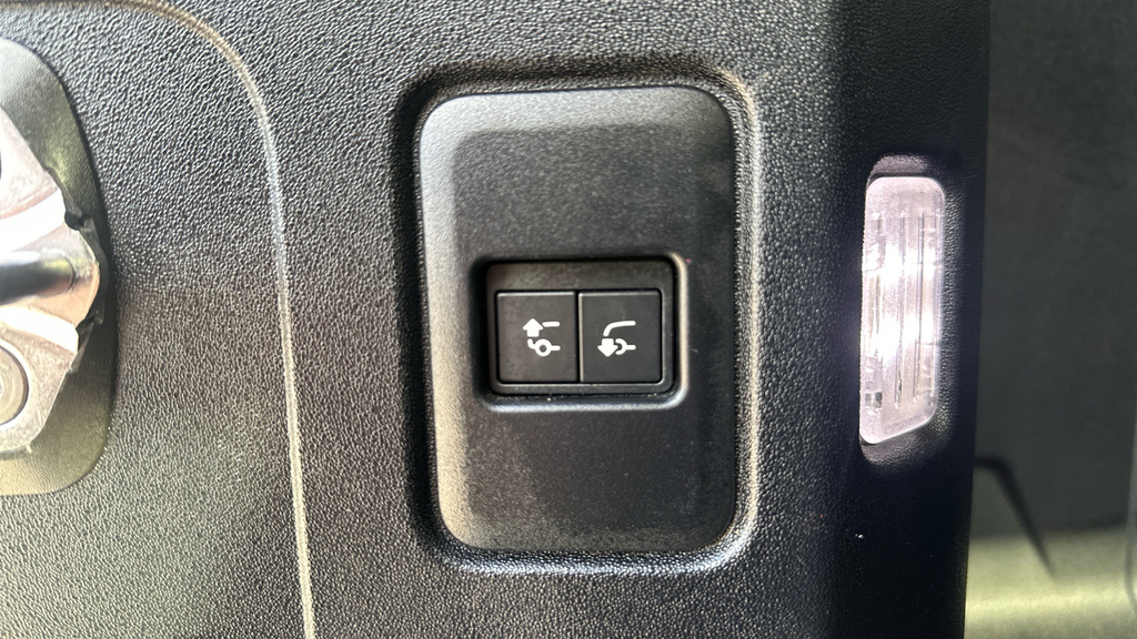 Land Rover Defender 110 X-dynamic S Black #40