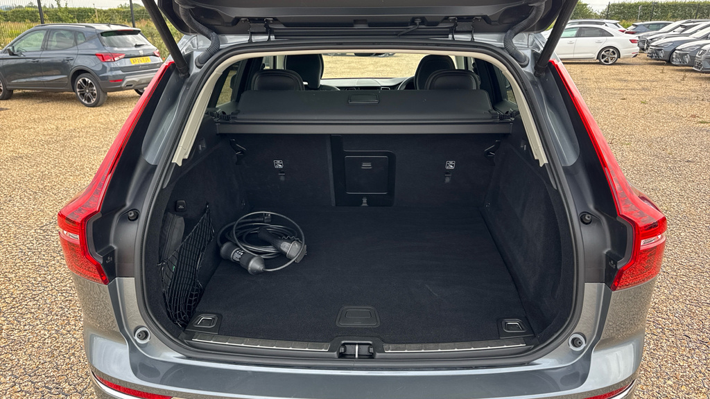 Volvo XC60 2.0 B5 Mhev R-design White #13