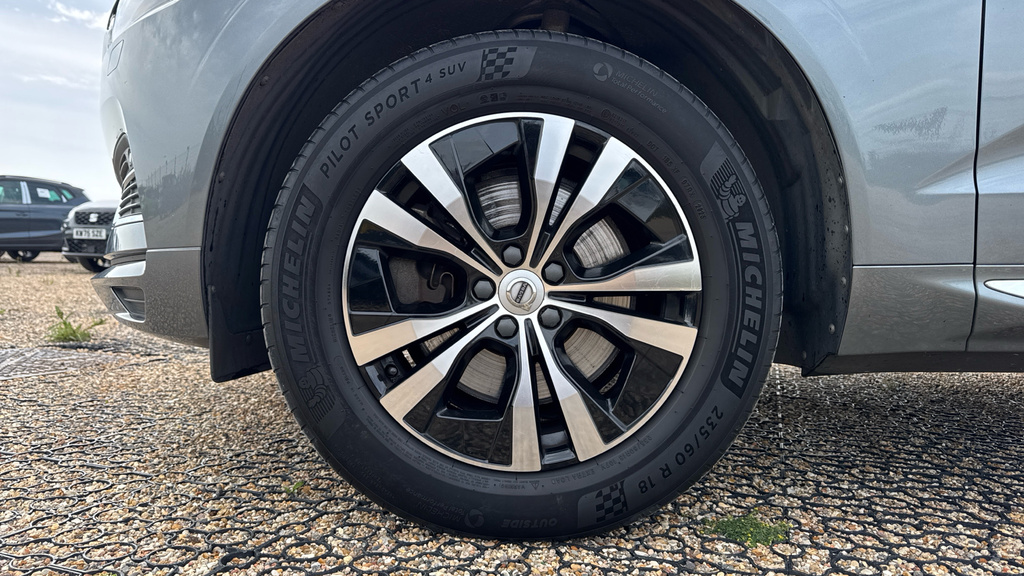 Volvo XC60 2.0 B5 Mhev R-design White #21